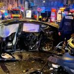 Un Tesla descontrolado provoca el caos en el centro de París y deja un peatón muerto y 20 heridos