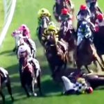 Mueren dos caballos y tres jinetes resultan heridos en una terrible caída en un hipódromo de Hong Kong
